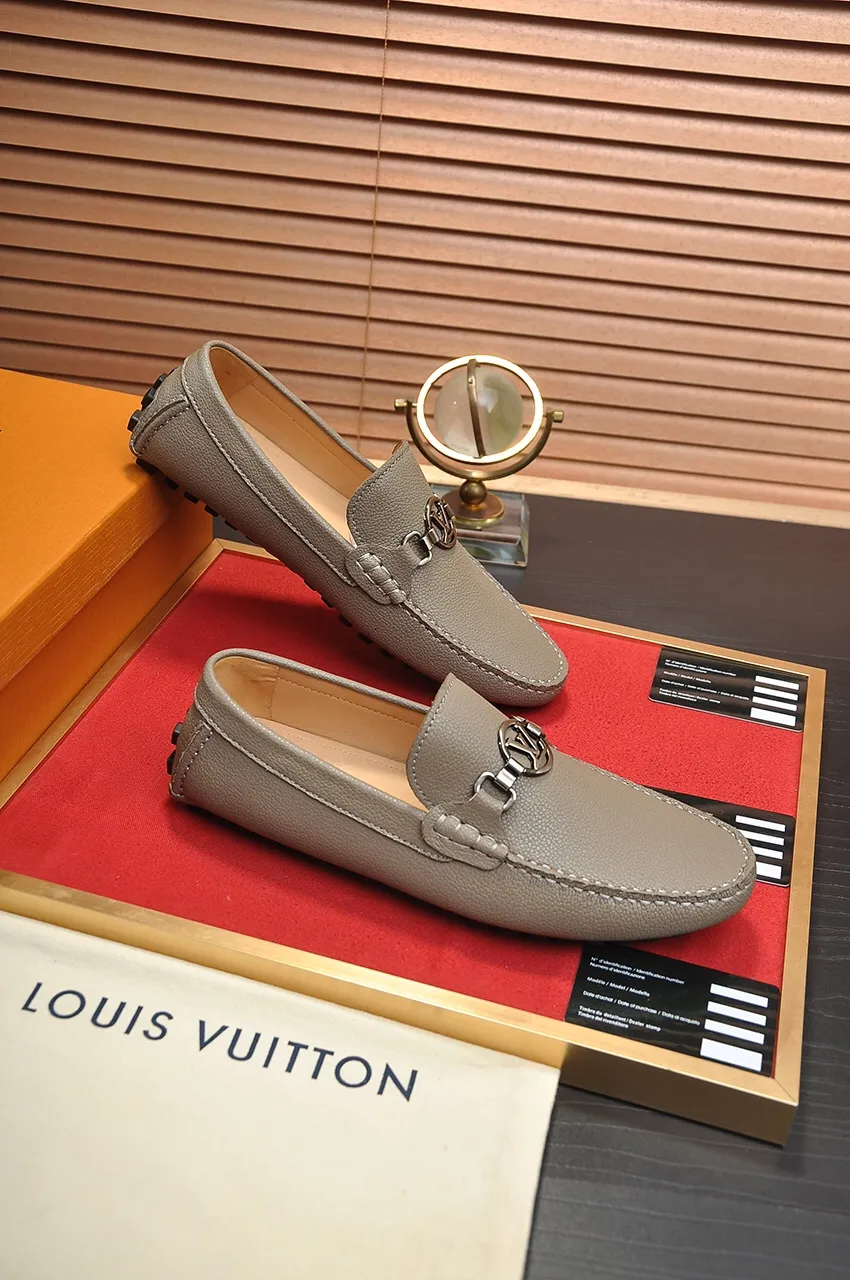 Men's men's shoes 💰420💶 [LV Doudou shoes] (water-dyed cowhide lining) new model is on the market, available on the official website. The new Doudou shoes are processed into single-color materials, and the uppers are made of imported horsehide leather. The body of the shoe is fully hemmed with mark thread, and is lined with imported original cowhide leather. The elegant shoe shape is super suitable for all-matching, and the size is 38-44.